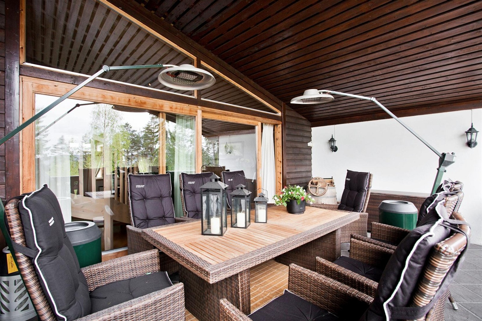 I fra den ene stuen har du tilgang til helt overbygget uteplass Galleribilde