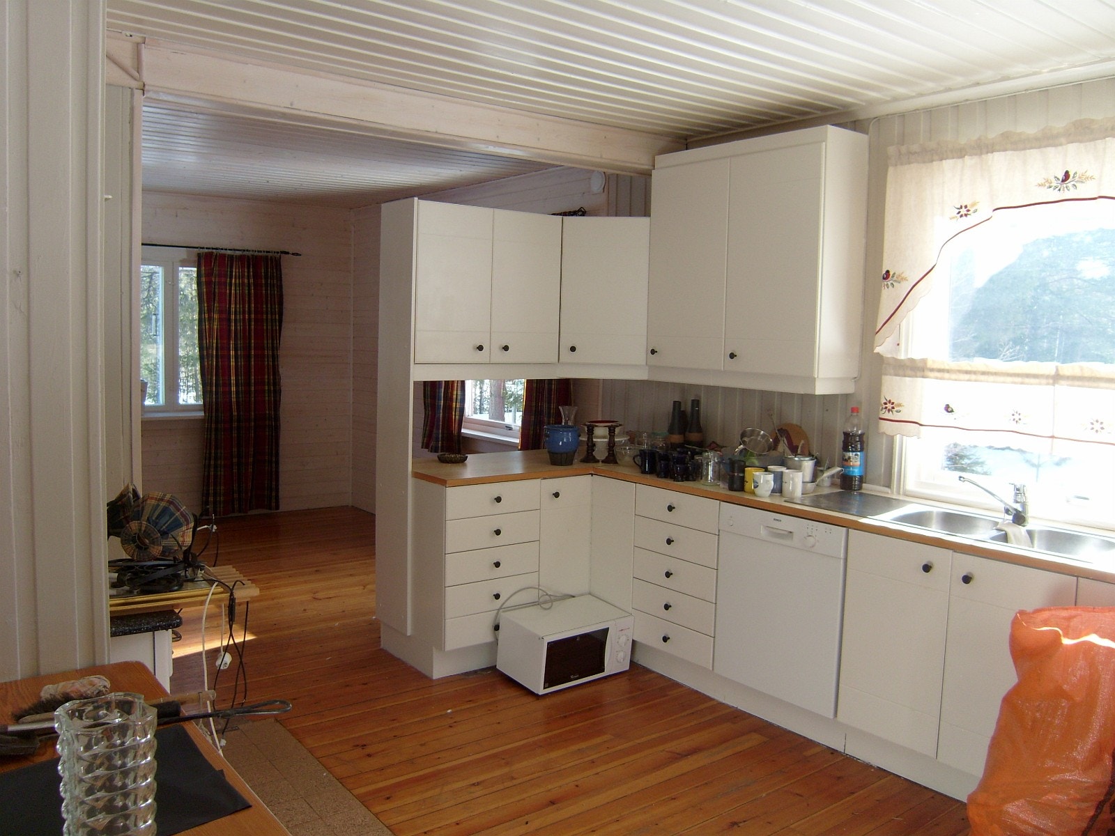 Kjøkken mot spisestue. Galleribilde