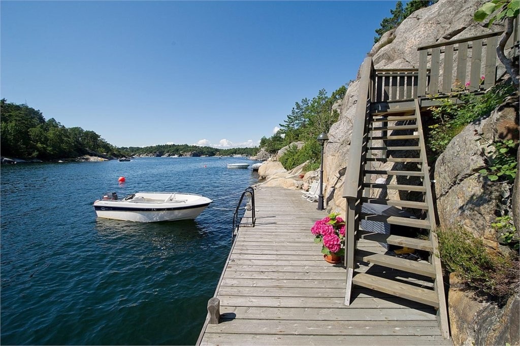 Egen brygge med trapp opp til eiendommen Galleribilde