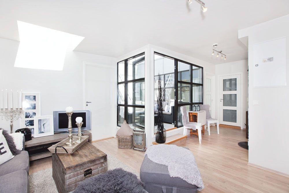 Lys og meget pen stue med gode vindusarealer. Galleribilde