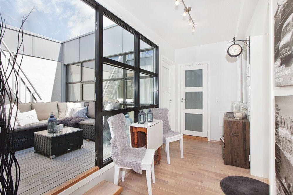 Solrikt atrium med god plass til sittegruppe. Galleribilde