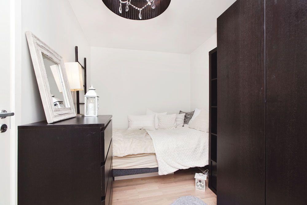 Soverom 2 med god plass til garderobe og seng. Galleribilde