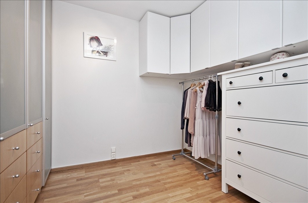 Walk-in-closet / sovealkove Galleribilde