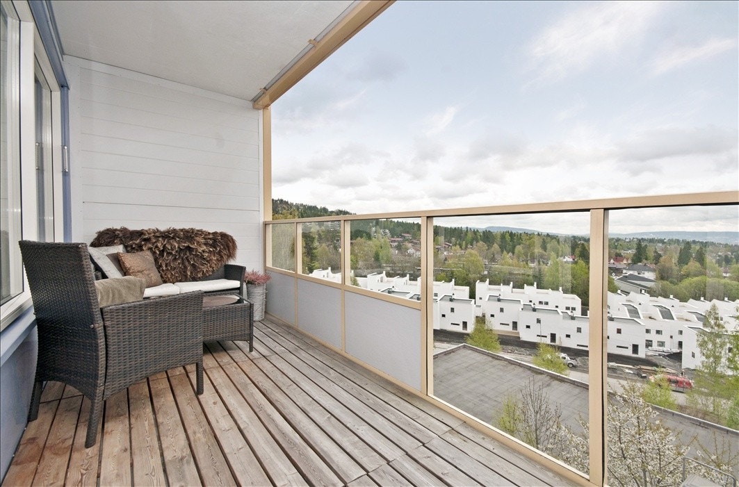 Balkong med utsikt over by og fjord Galleribilde