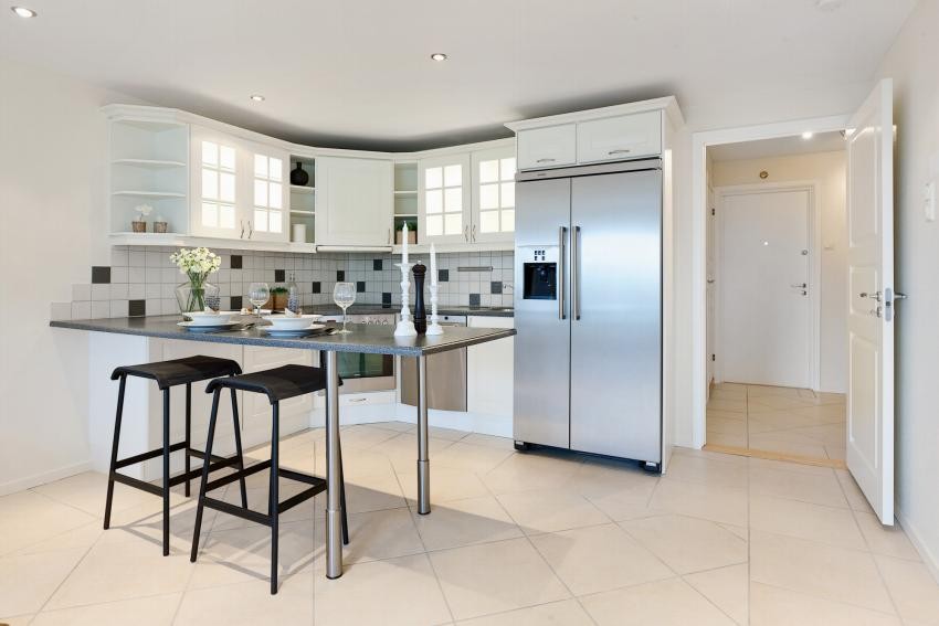 Moderne kjøkken med entreen i bakgrunnen Galleribilde