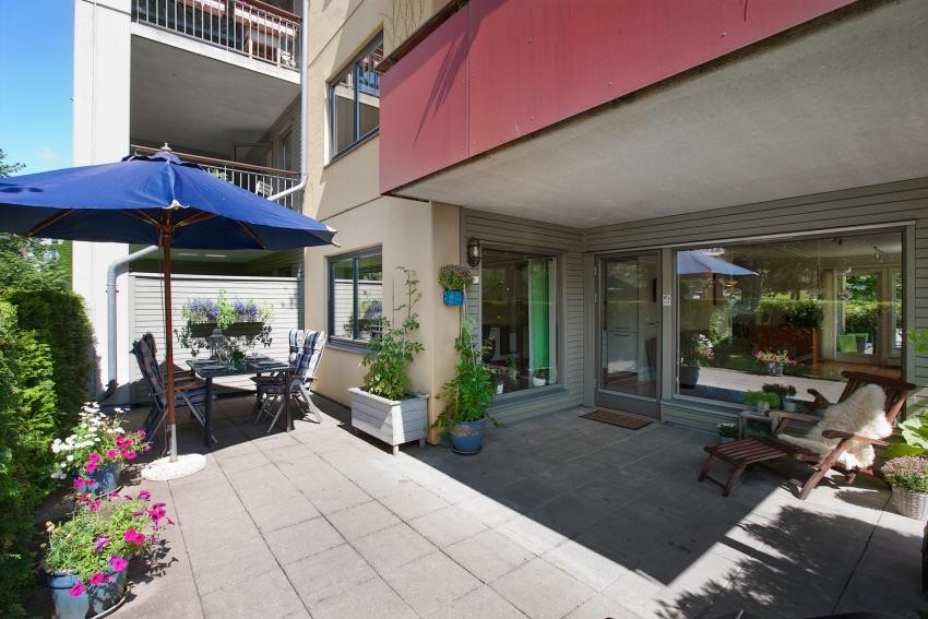 Den store uteplassen ved kjøkkenet/stue Galleribilde