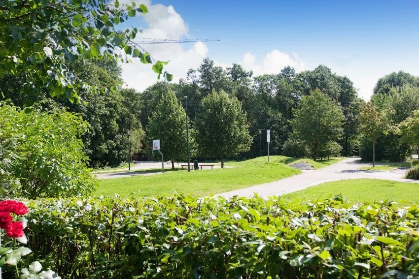 Utsyn mot fine grøntarealer langs Akerselva Galleribilde