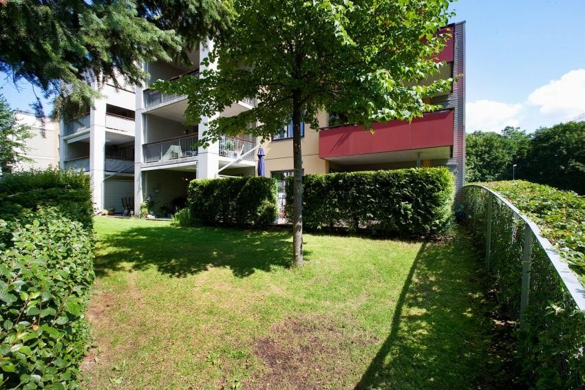 Inngjerdet område forran stor uteplass Galleribilde