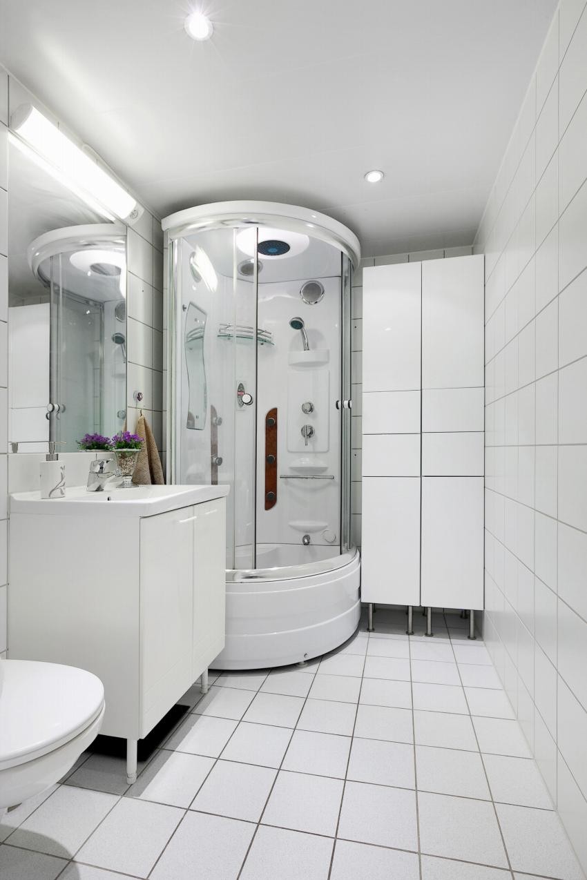 Bad med downlights og skapplass Galleribilde