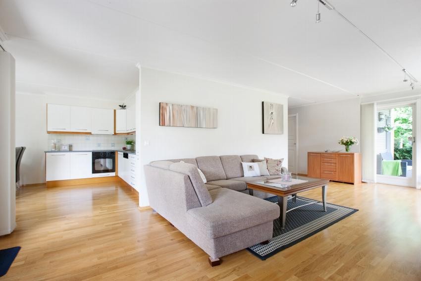 En åpen fin løsning mellom stue og kjøkken Galleribilde