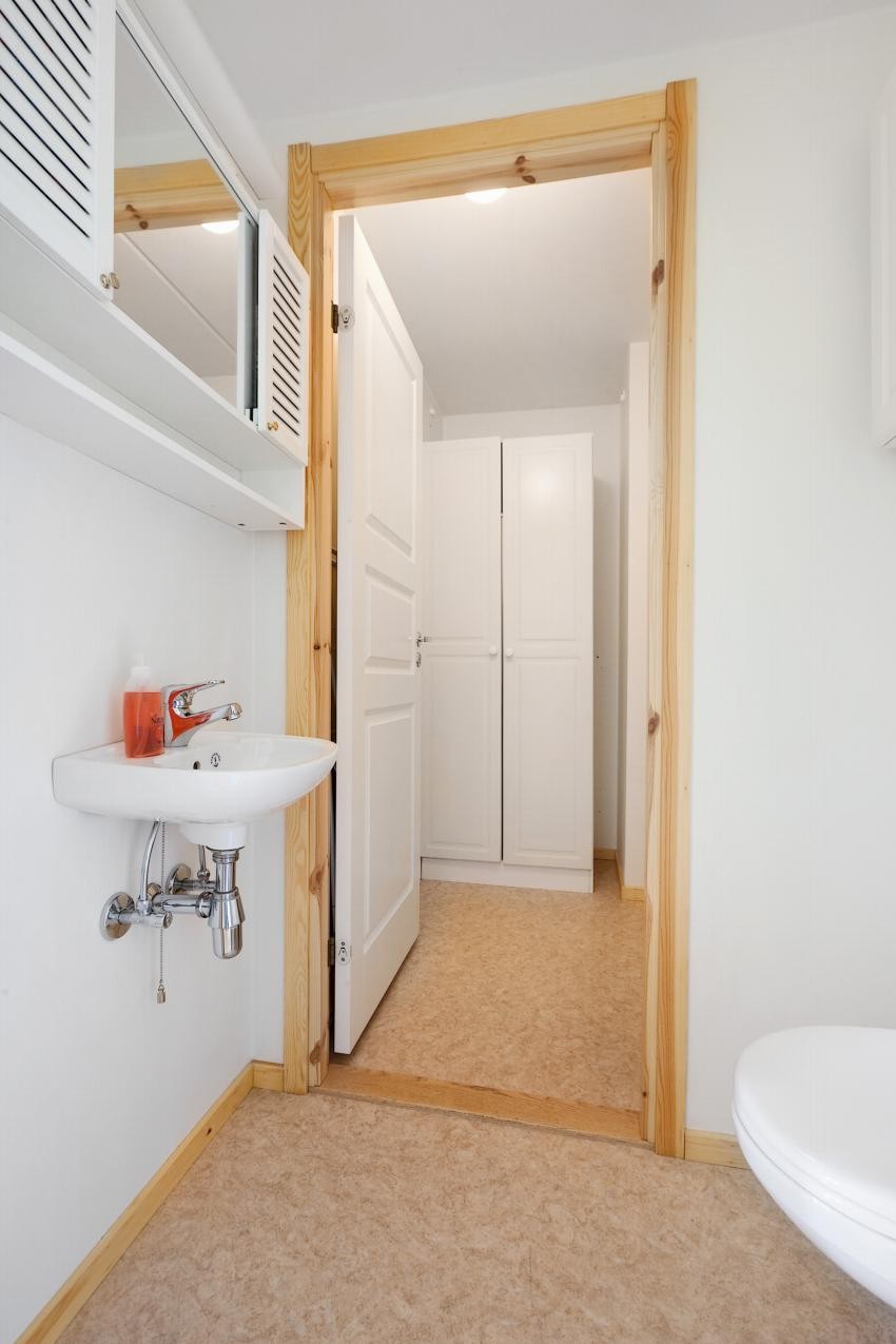 Gjeste toalett med innvendig bod innenfor Galleribilde