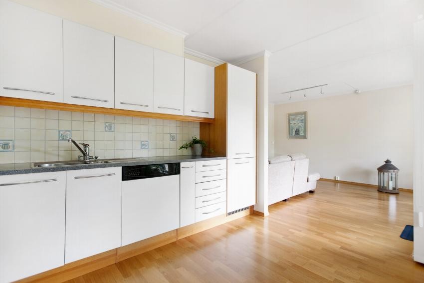 Kjøkkenet med stuen i bakgrunnen Galleribilde