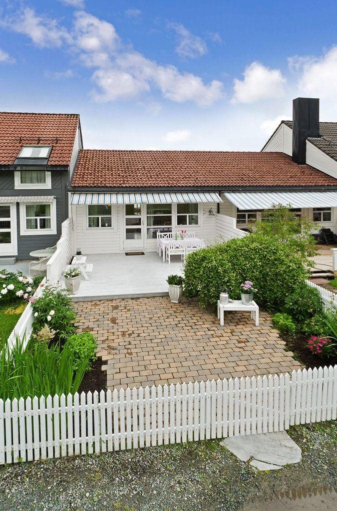 Stor terrasse og brosteinsbelagt uteområde Galleribilde