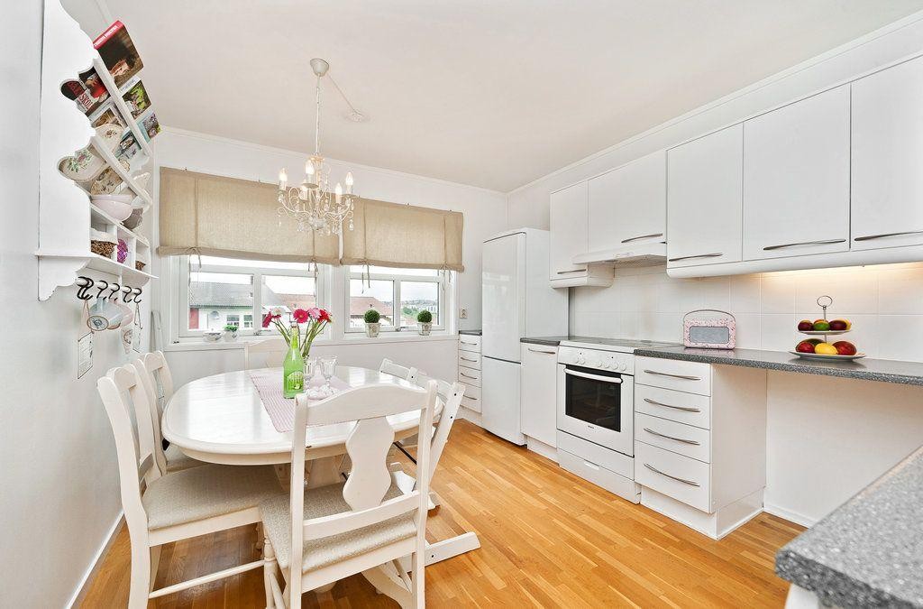 Kjøkken med spiseplass Galleribilde