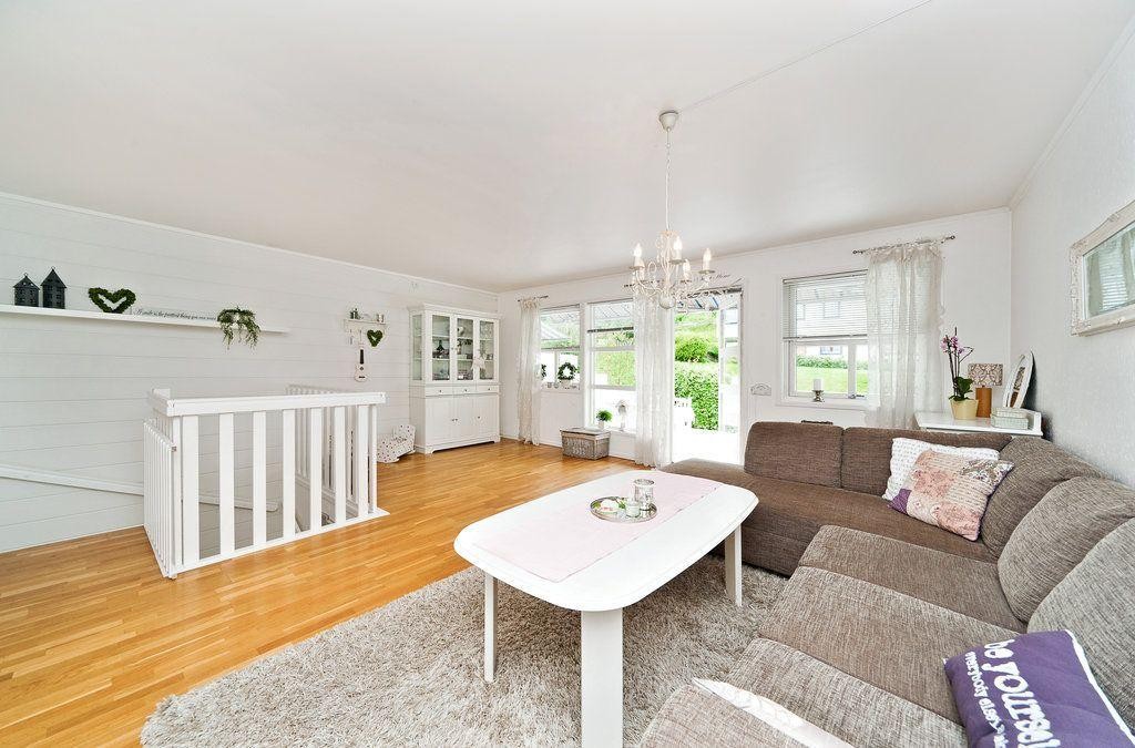 Lys og trivelig stue med utgang til sydvendt terrasse Galleribilde