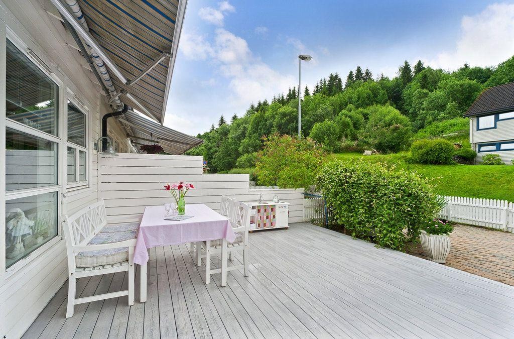 Terrasse med markise Galleribilde