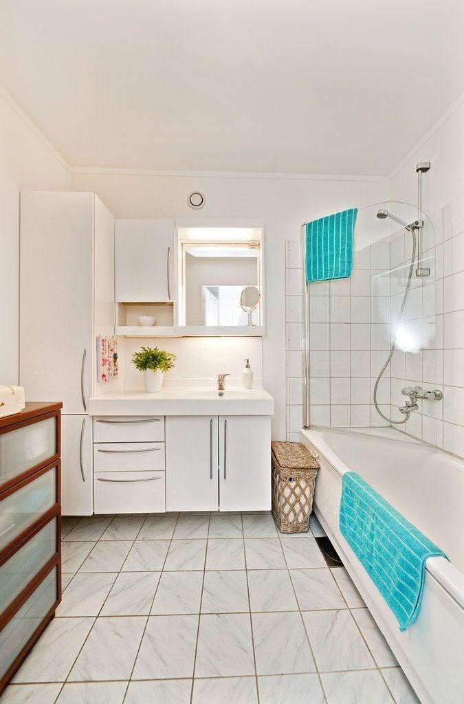 Romslig praktisk bad med dusj og badekar Galleribilde