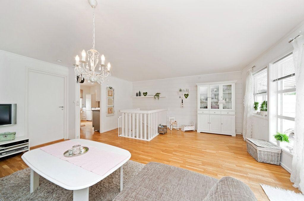 Stue med plass for spisemøblement Galleribilde