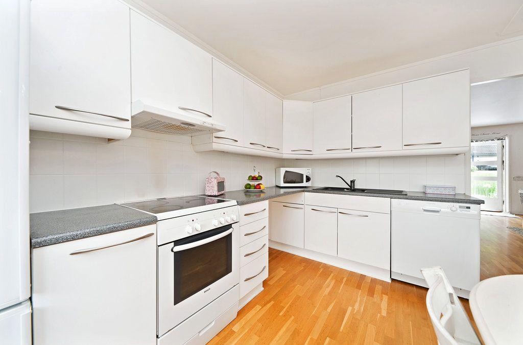 Kjøkkenet har godt med benkeplass og skapplass Galleribilde