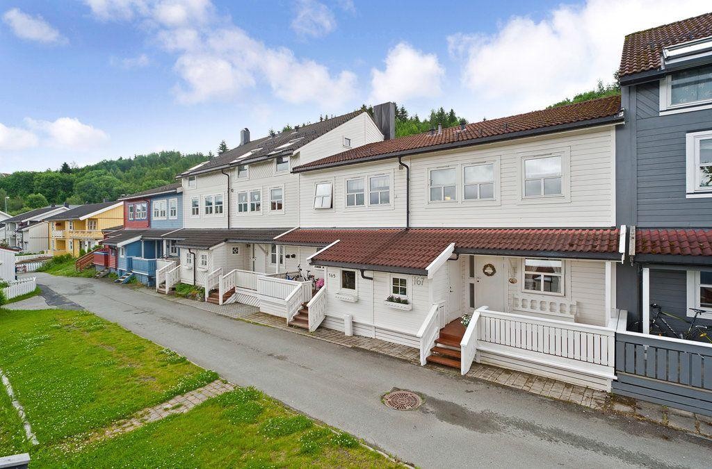 Inngangsparti med uteplass og utvendig sportsbod Galleribilde