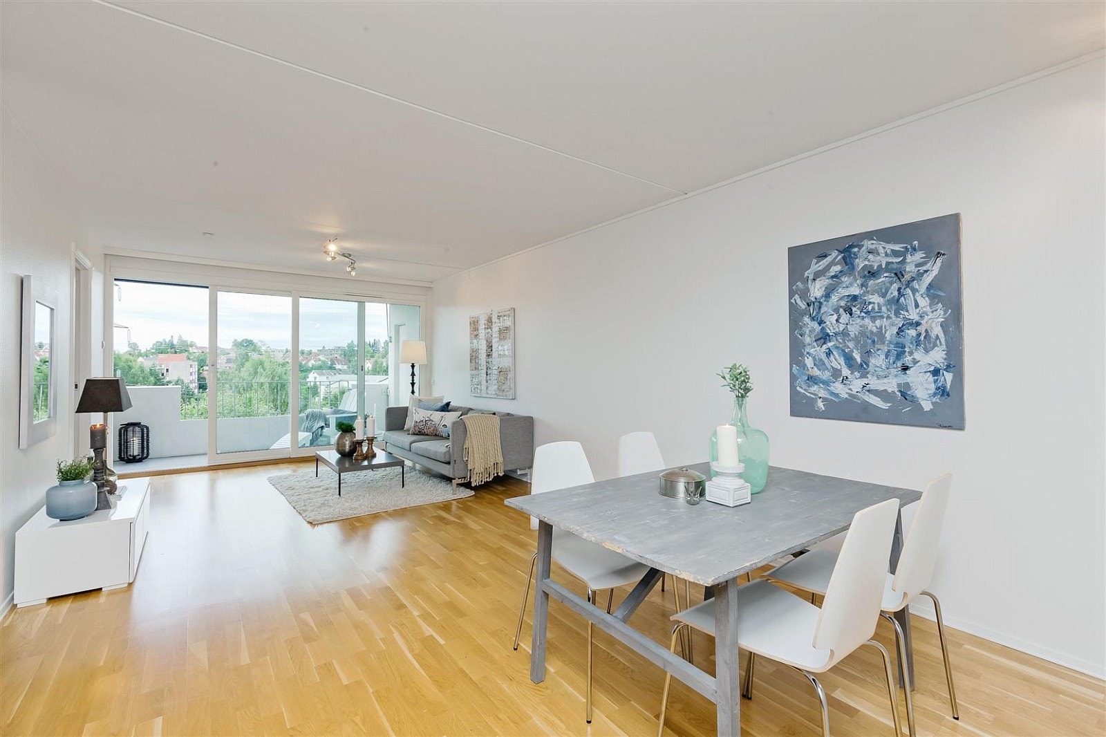 Pen, lys og romslig stue med utgang til sydvestvendt balkong. Galleribilde