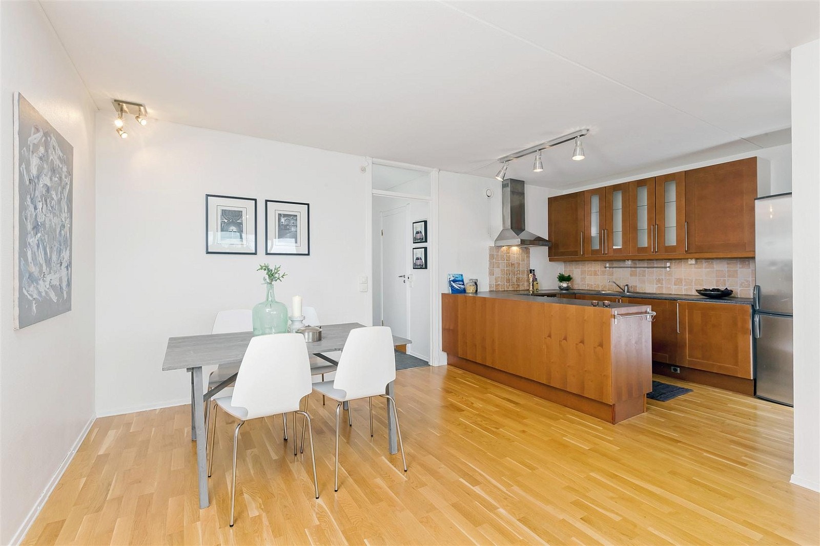 Pent kjøkken med fin åpen løsning mot stue. Galleribilde