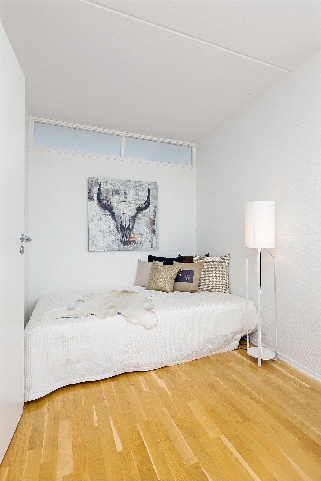 Lyst og romslig soverom med vindu som slipper inn ekstra lys til kjøkken. Galleribilde