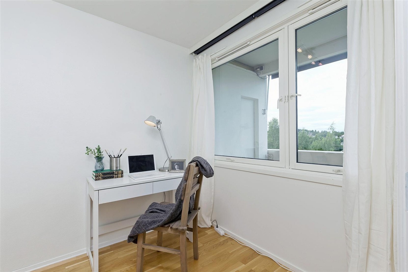 Usjenert soverom med vindu mot balkong. Galleribilde