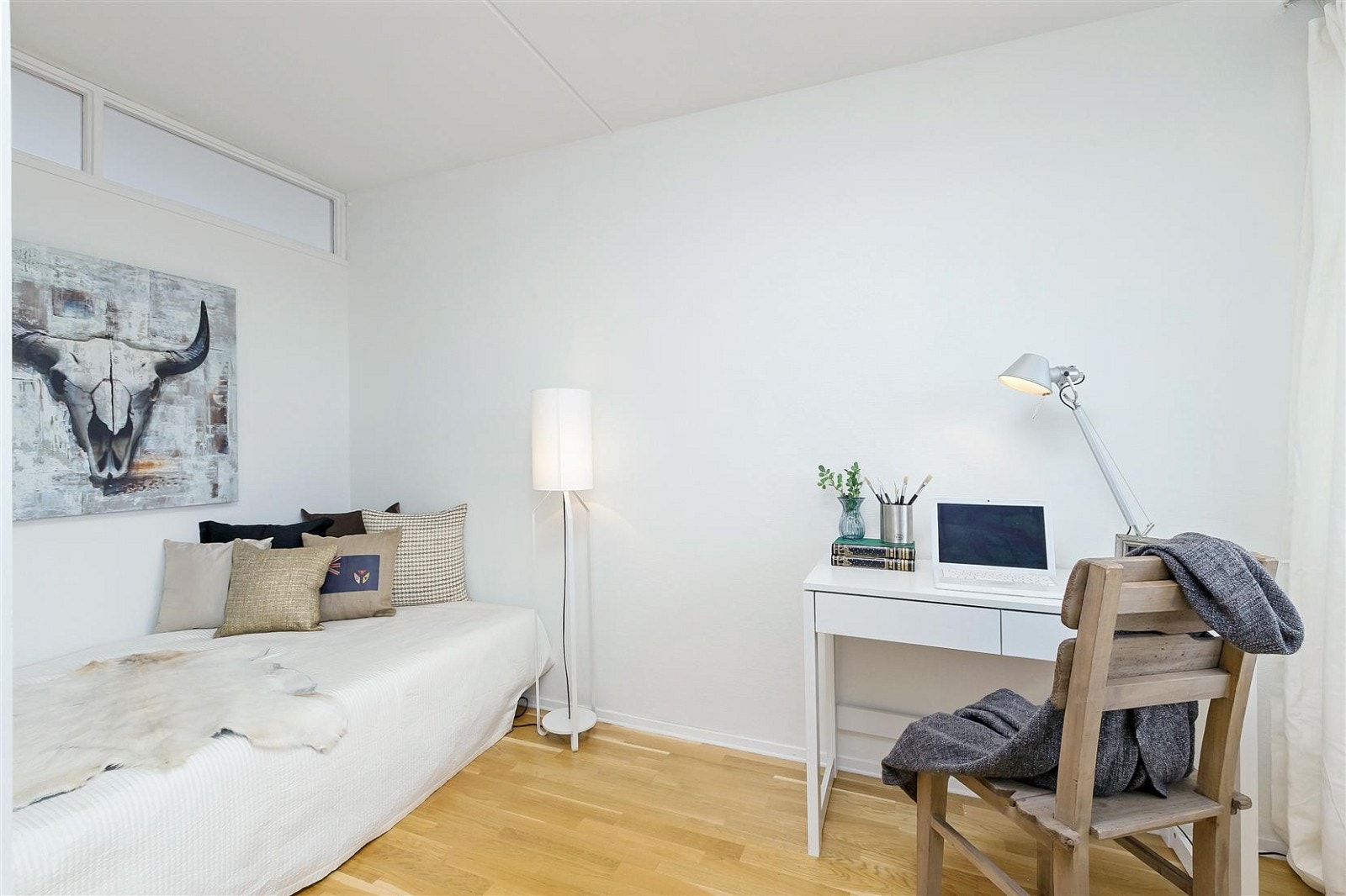 Lyst soverom med eikeparkett på gulv og nymalte vegger (2012). Galleribilde