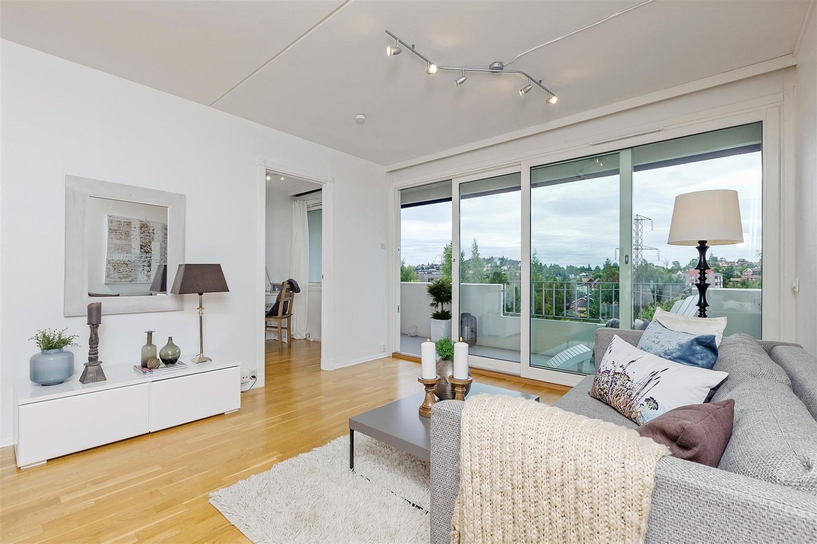 Lys stue med inngang til soverom og utgang til balkong med gode solforhold. Galleribilde