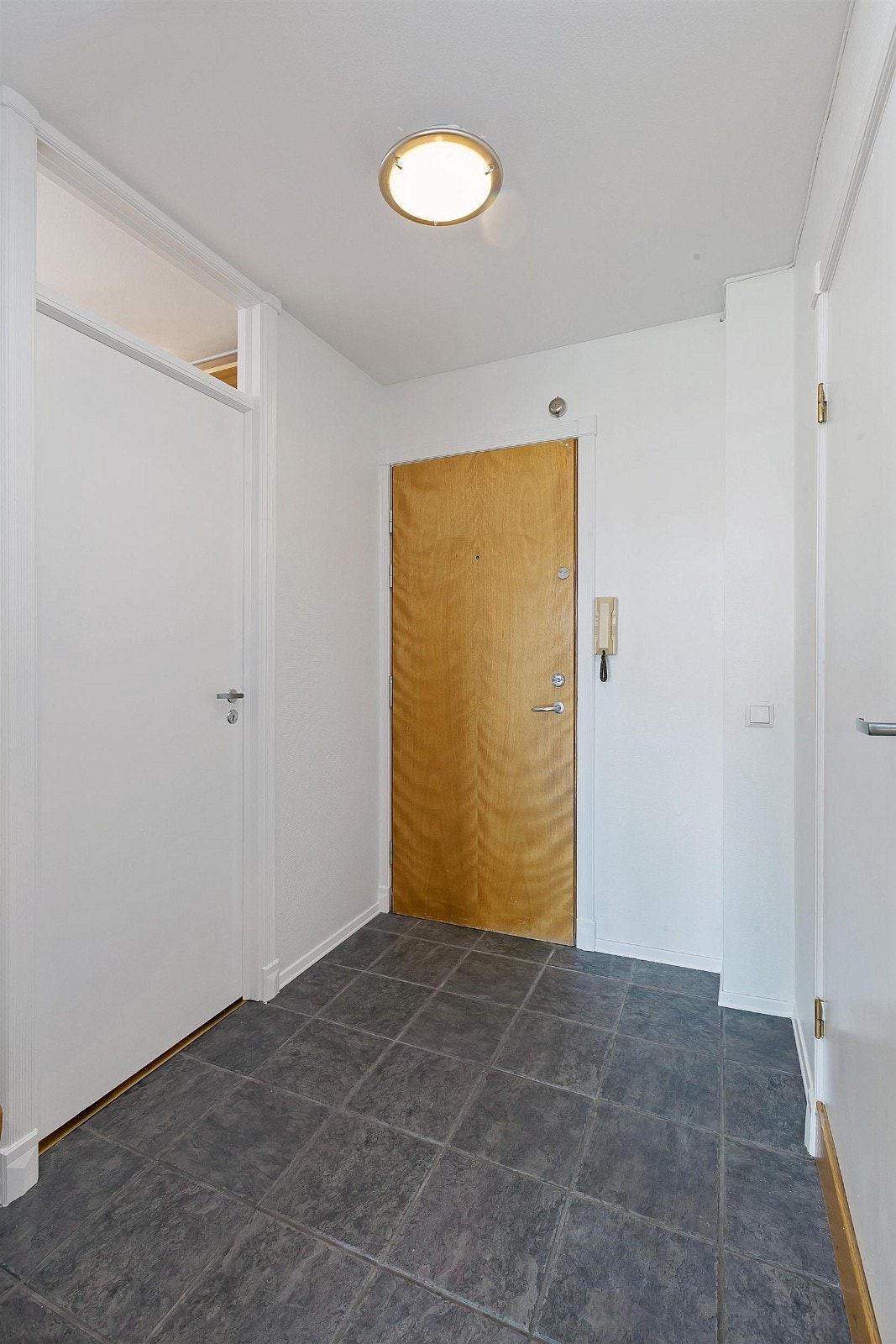 Fin flislagt entré. Galleribilde