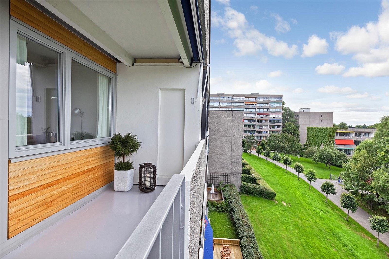 Usjenert sydvestvendt balkong med utsikt. Galleribilde