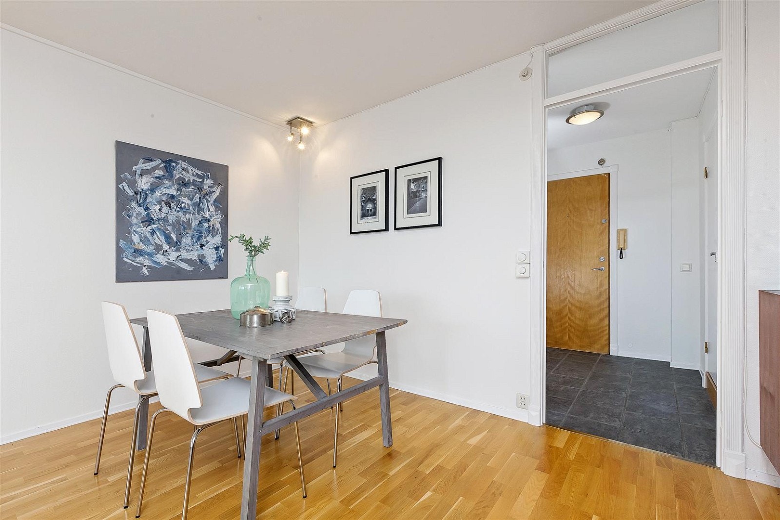 Spiseplass del i stuen og entré. Galleribilde