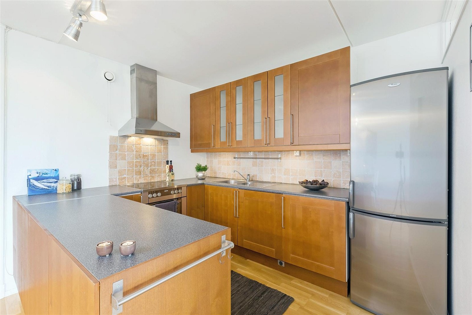 Pent kjøkken fra 2003 med god skap og benkeplass. Galleribilde