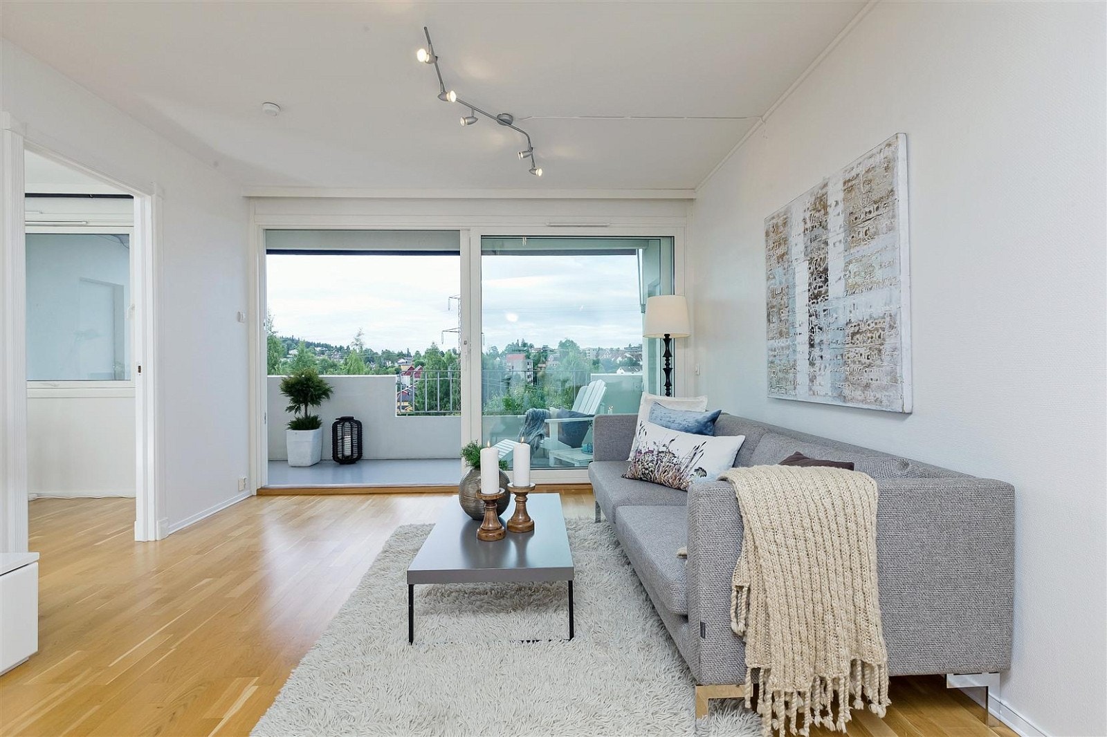 Lys stue med utgang til stor sydvestvendt balkong. Balkongdør fra 2007. Galleribilde