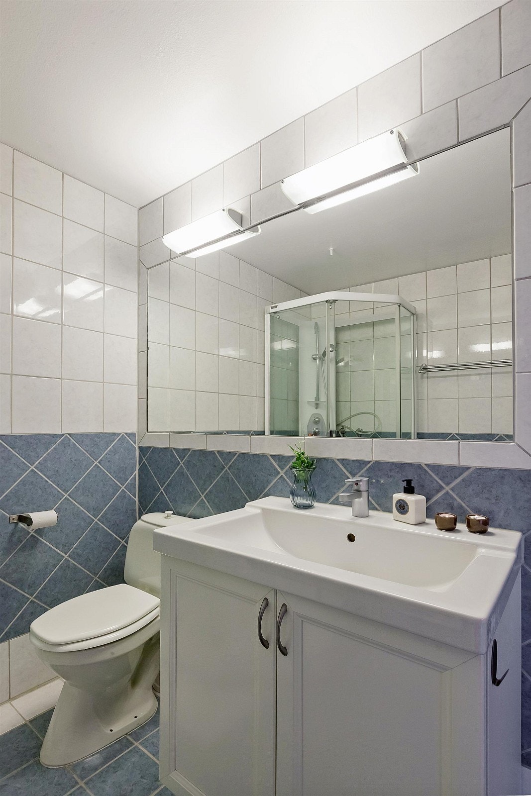 Romslig bad med opplegg for vaskemaskin. Galleribilde