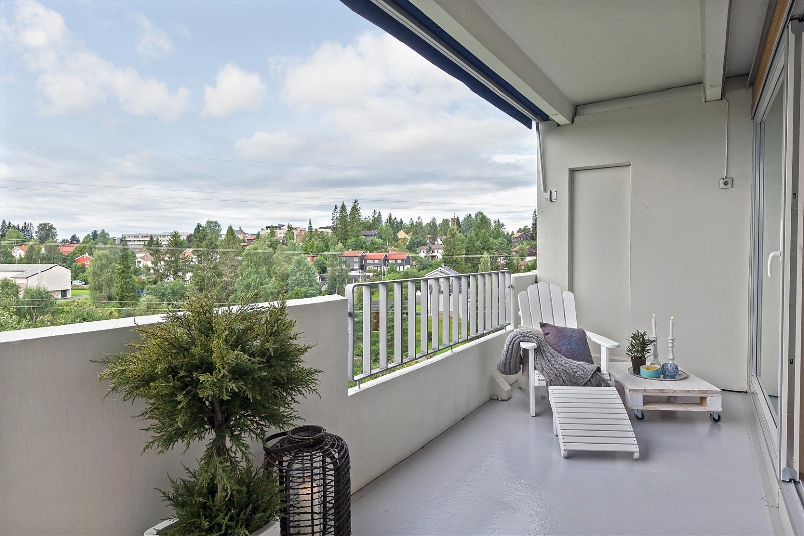 Koselig balkong med gode solforhold. Terrassegulv malt i 2012. Galleribilde