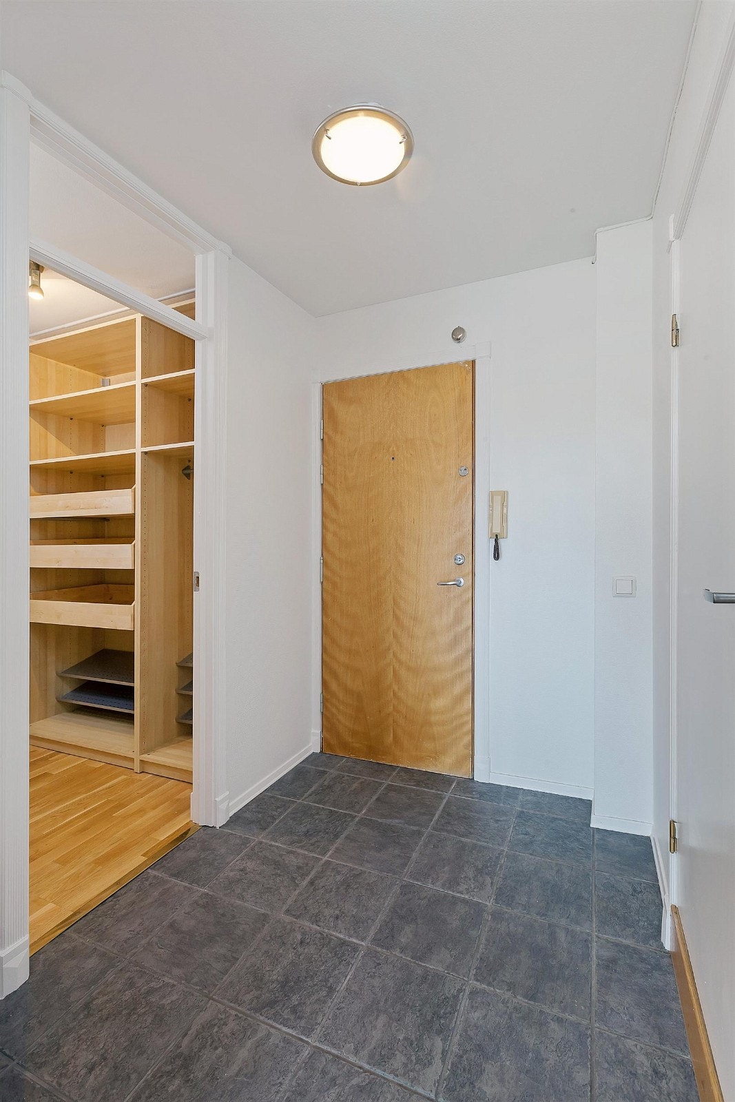 Fin flislagt entré med inngang til walk-in-closet/garderobe og bad. Galleribilde