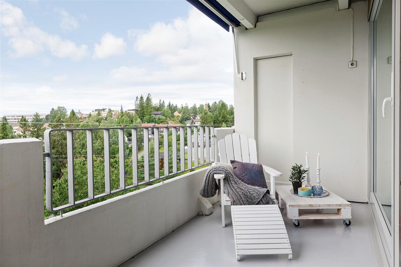 Koselig sydvestvendt balkong med elektrisk markise. Galleribilde