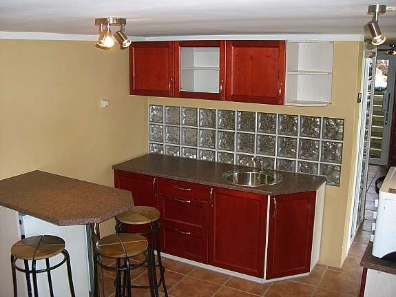 Kjøkken med spiseplass, kjøleskap med fryseboks Galleribilde