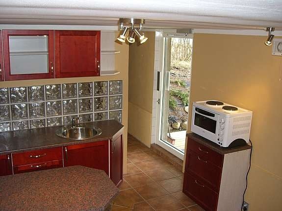 Kjøkkendel med utgang til terasse Galleribilde