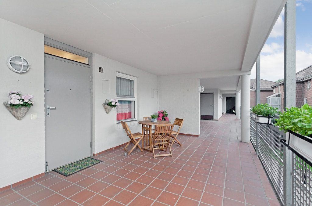 Svalgang mot bakgård Galleribilde