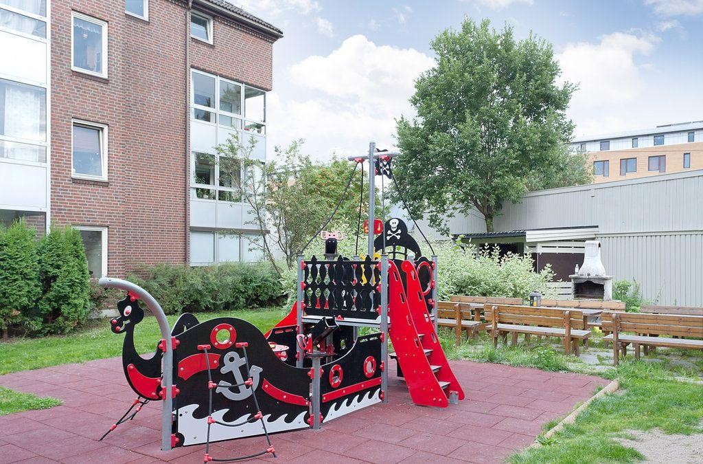 Lekeplass med sjørøverskip, sittegrupper og utegrill Galleribilde