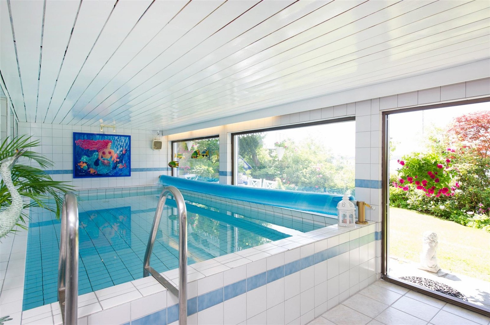 Svømmebassenget er meget pent og med direkte utgang til hage. Her kan man bade både innendørs og utendørs ved sjøen like nedenfor. Galleribilde