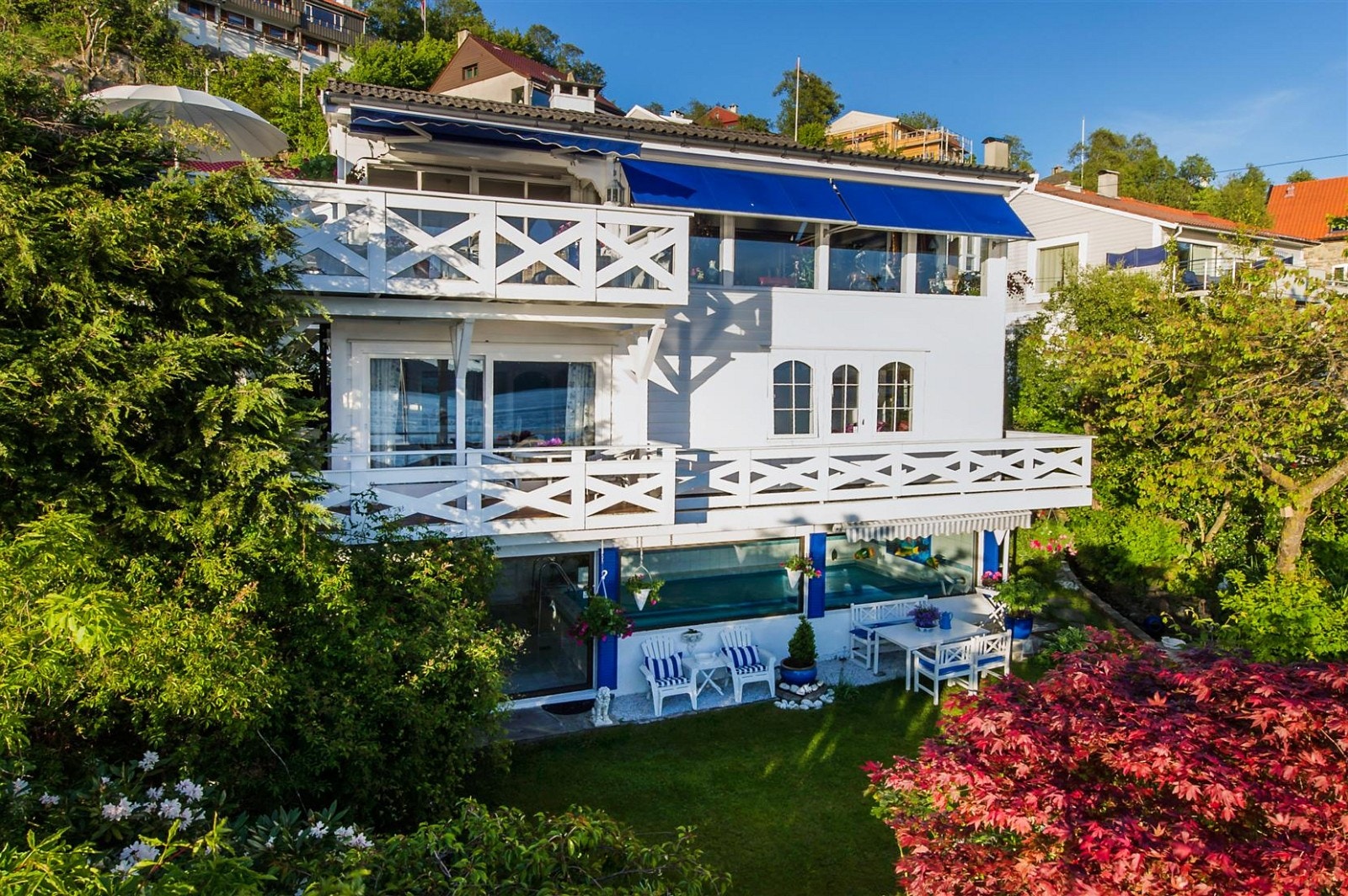 Del av fasade på huset i front mot sjø. Legg merke til de flotte terrassearealene som vender mot sjø. Galleribilde