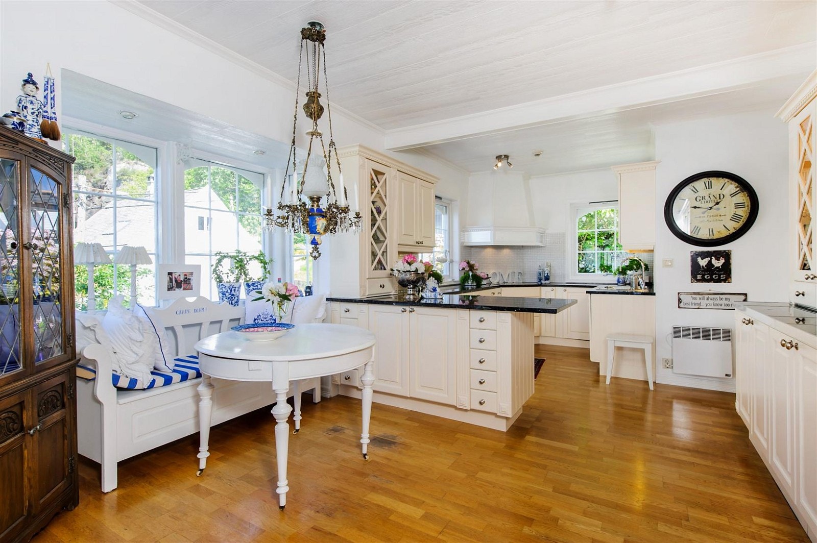 Kjøkken sett fra spisestue. Galleribilde