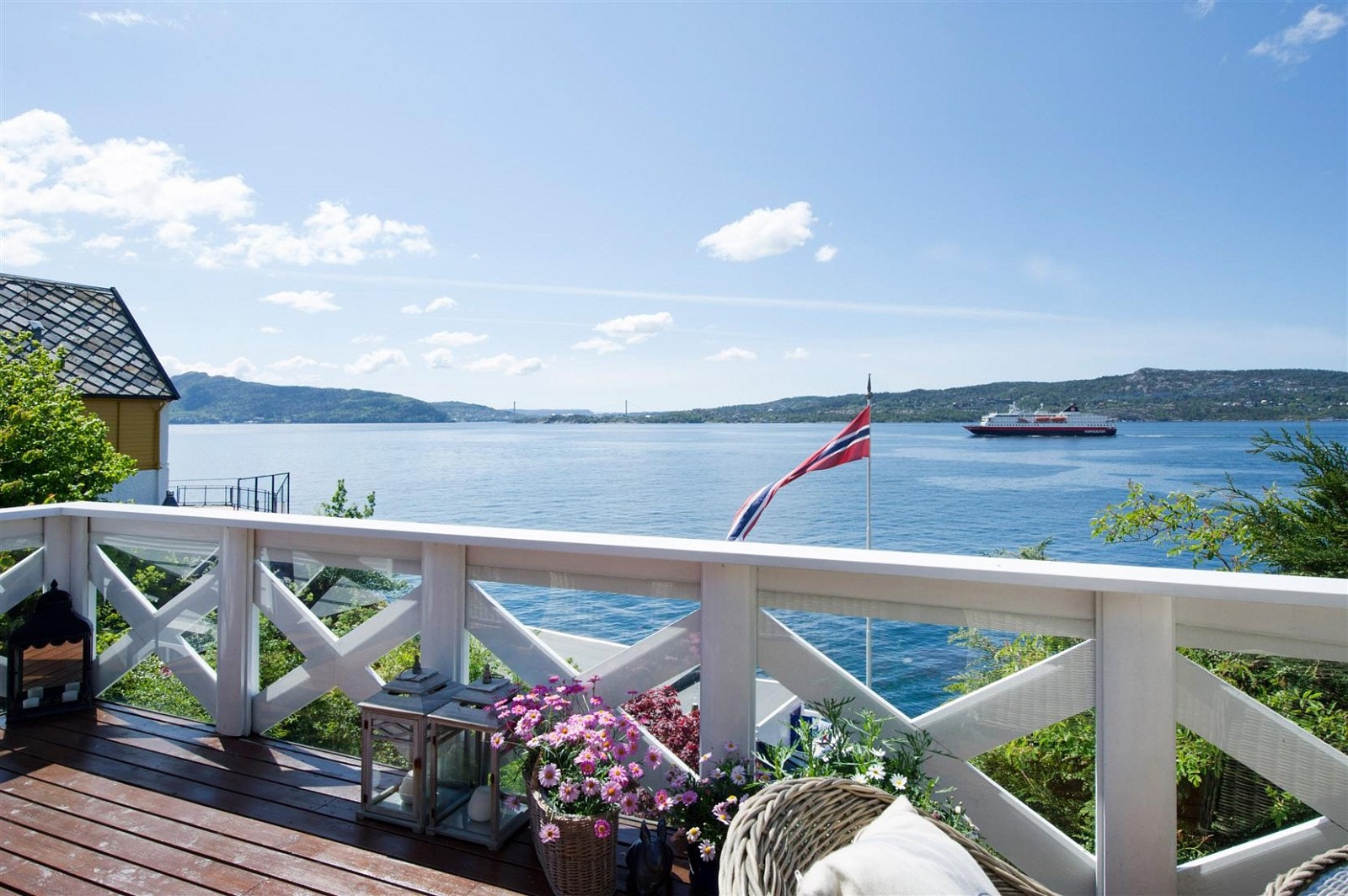 Fra stuen kan man gå rett ut på stor terrasse. Galleribilde