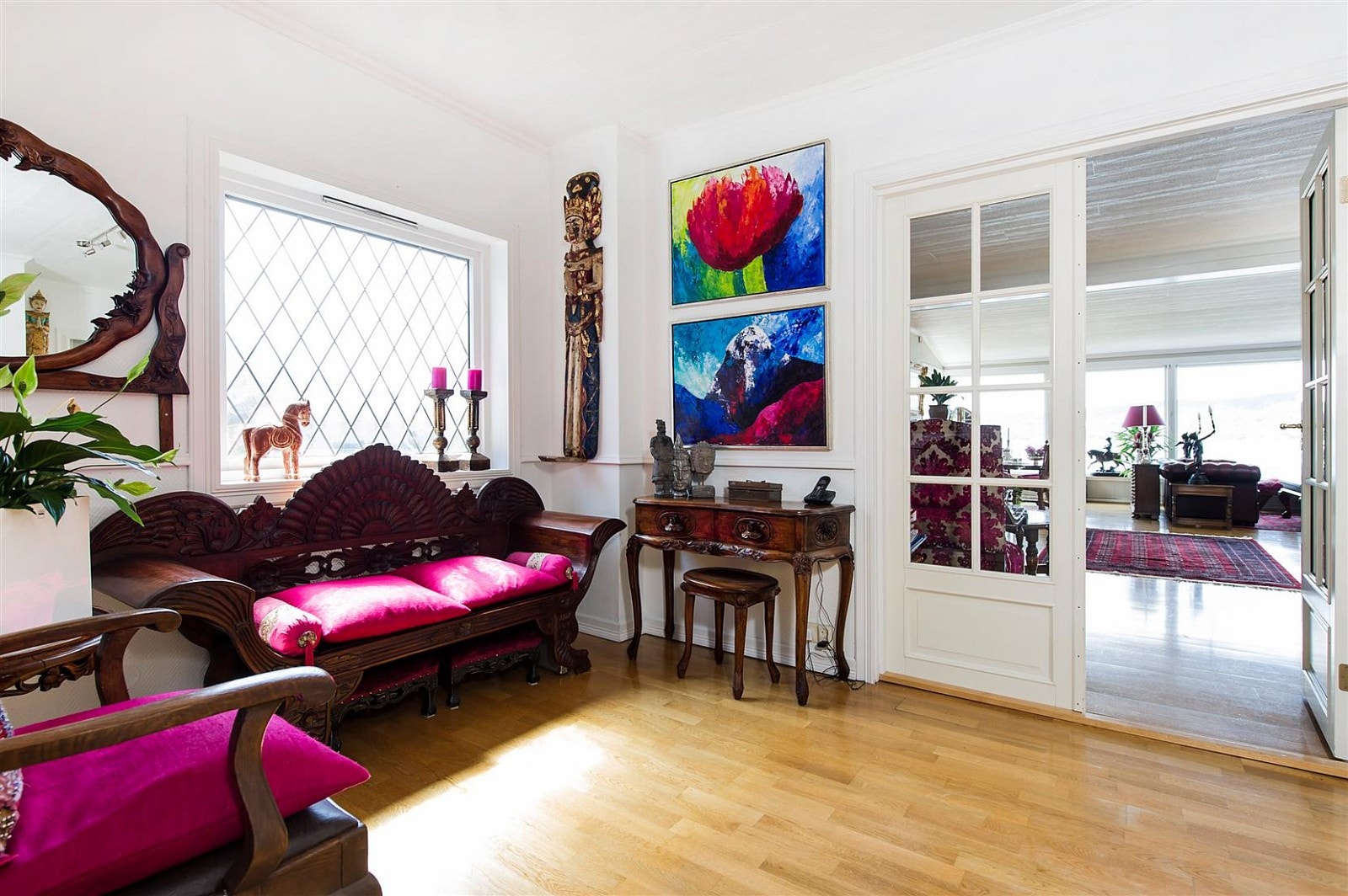 Romslig hall. Galleribilde