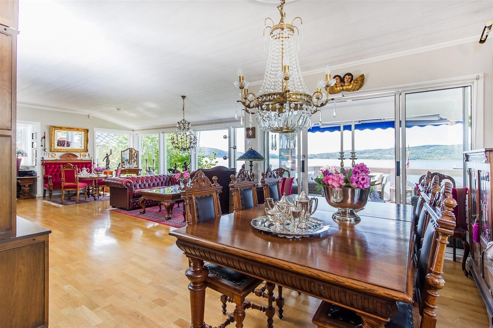 Fra spisestuen kan man gå rett ut til den flotte terrassen. Galleribilde