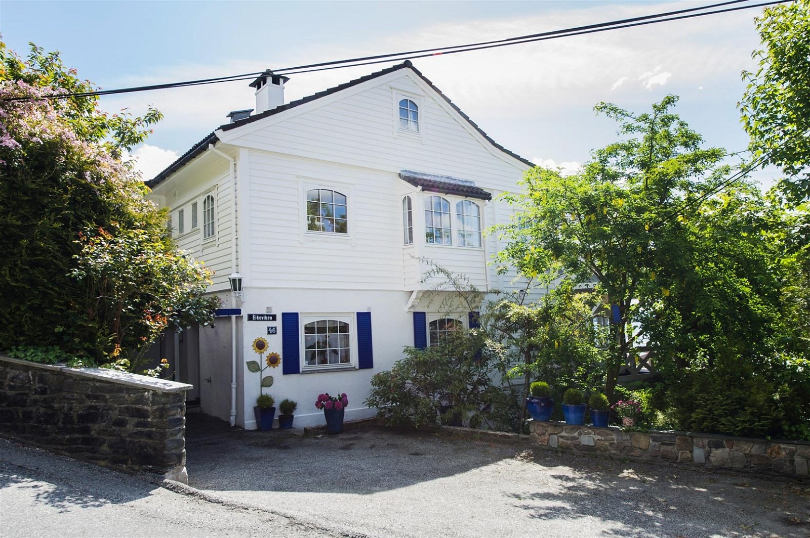 Innkjørsel med garasje inn til venstre. Her er også inngang til utleiedel. Galleribilde